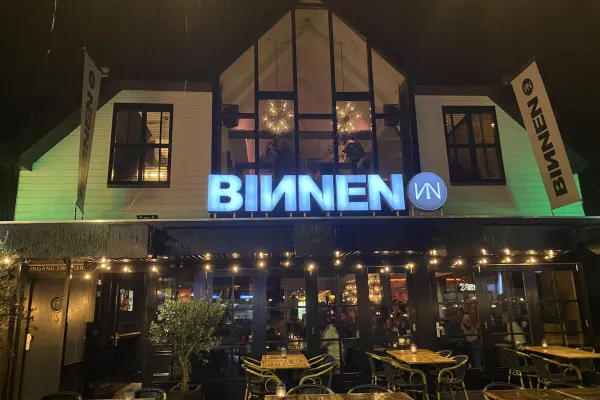 Binnen halal restaurant in Drachten