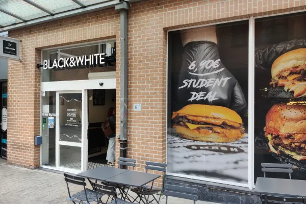 Black & White Burger LLN halal restaurant in Ottignies-Louvain-la-Neuve