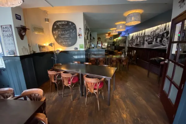 Eetcafé by J en J halal restaurant in Assen
