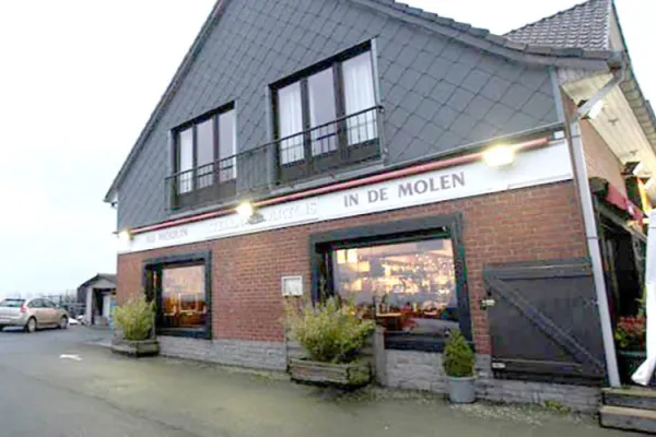 In De Molen halal restaurant in Halle