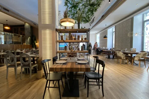 La Famiglia se sienta a la mesa halal restaurant in Huelva
