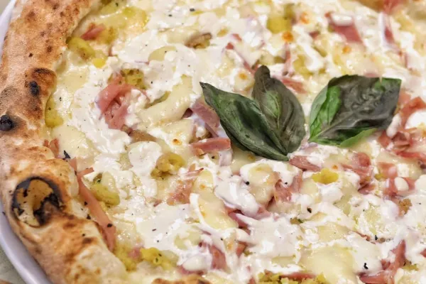 Pizzeria Attilio Albachiara Pummarò halal restaurant in Acerra