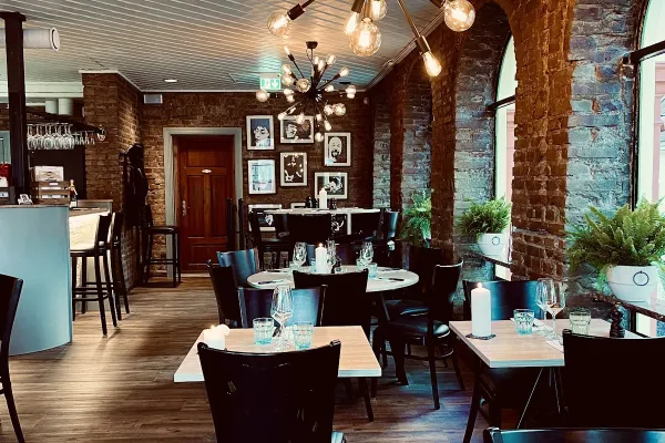 Upp Eller Ner halal restaurant in Ystad